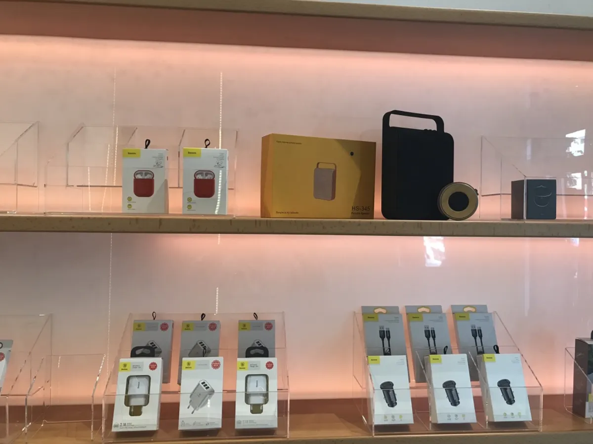 LED display shelf with accessories