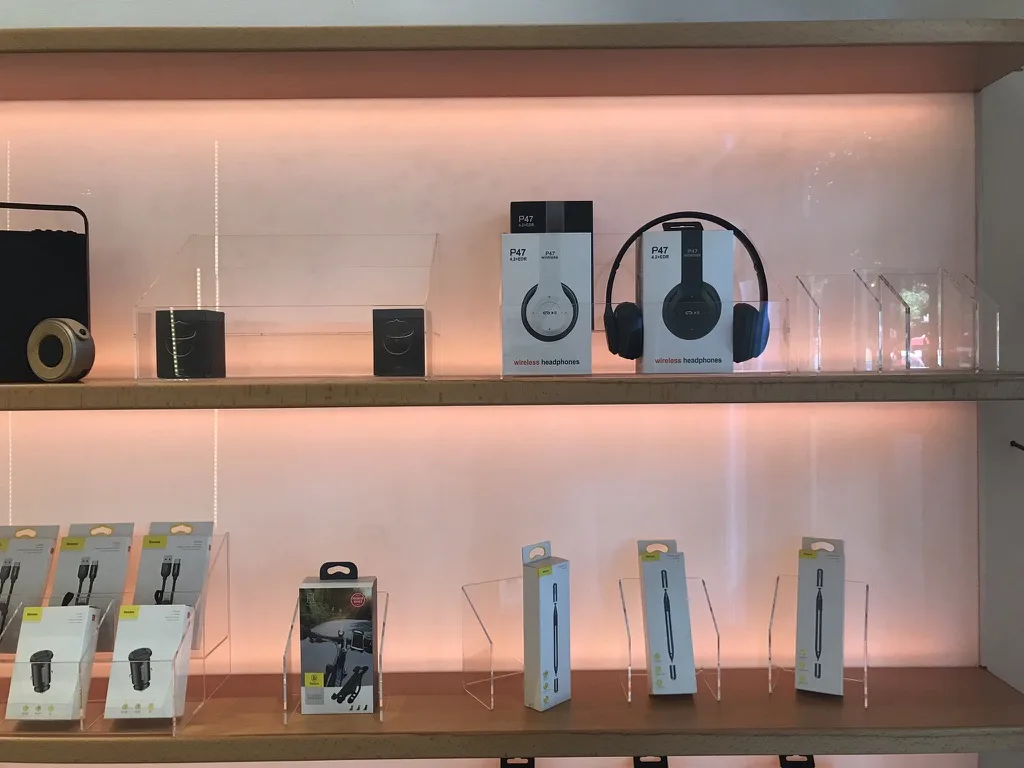 LED shelf with accessories