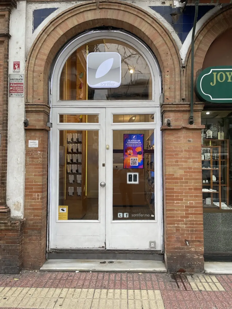 Jinank iRepair storefront — phone repair shop in Madrid