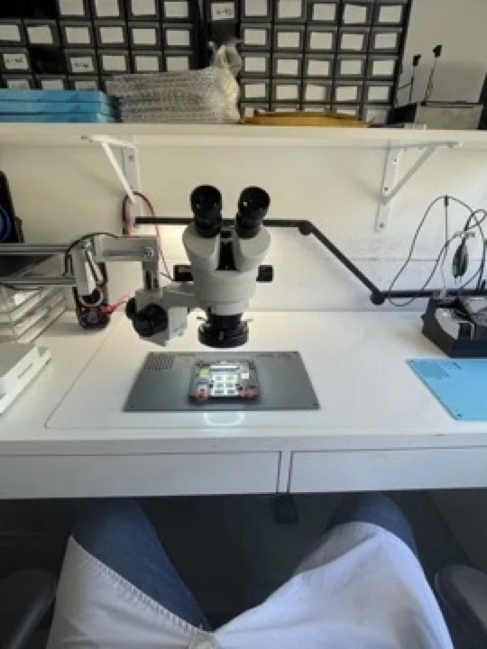 Microsoldering station at Jinank iRepair